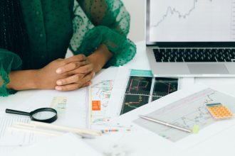 Courtier indépendant offrant des conseils personnalisés en gestion patrimoniale