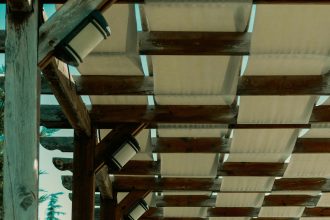 Pergola bioclimatique augmentant la valeur d'un bien immobilier