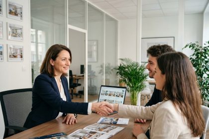 Agent immobilière signant un contrat de location avec un couple dans une agence immobilière à Montrouge