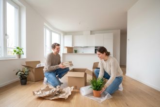 Jeune couple déballant des cartons dans un appartement moderne