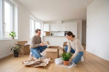 Jeune couple d&eacute;ballant des cartons dans un appartement moderne